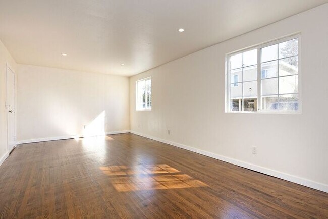 Building Photo - Newly Remodeled, Top Floor , One Bedroom
