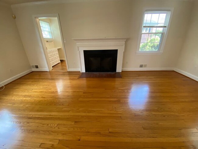 Building Photo - 3 Bed Brick Colonial Just Blocks from Red ...