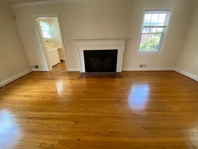 Foto del edificio - 3 Bed Brick Colonial Just Blocks from Red ...