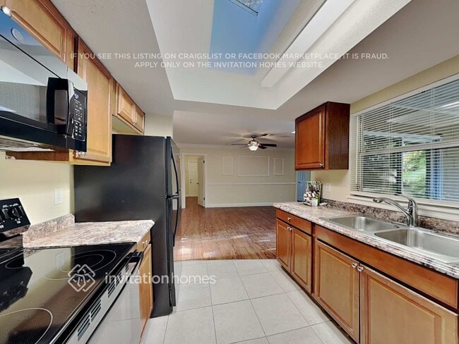 Building Photo - 978 Oak Dr