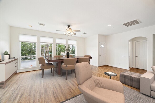 Foto del edificio - 2402 Calumet St