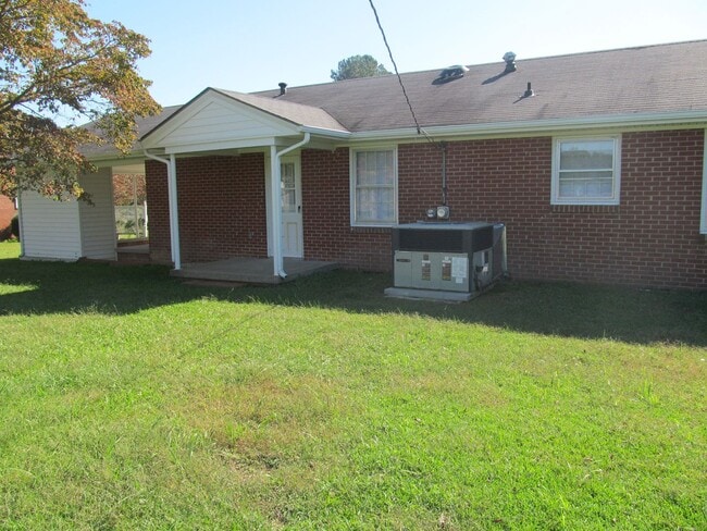 Foto del edificio - 3 Bed 1 Bath Brick Ranch