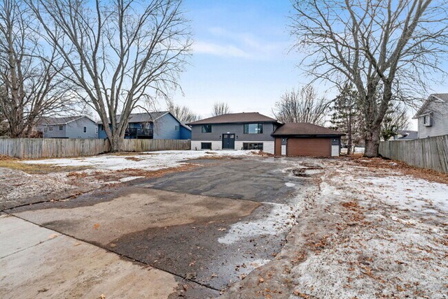 Foto del edificio - "Charming 4-Bedroom Home with Granite Elegance in Lino Lakes – 2584 Sq Ft of Comfort!"