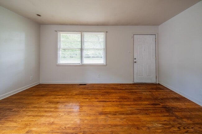 Building Photo - 3-bedroom, 1-bath home with a fenced-in yard, located on Guerrant Street in Greensboro