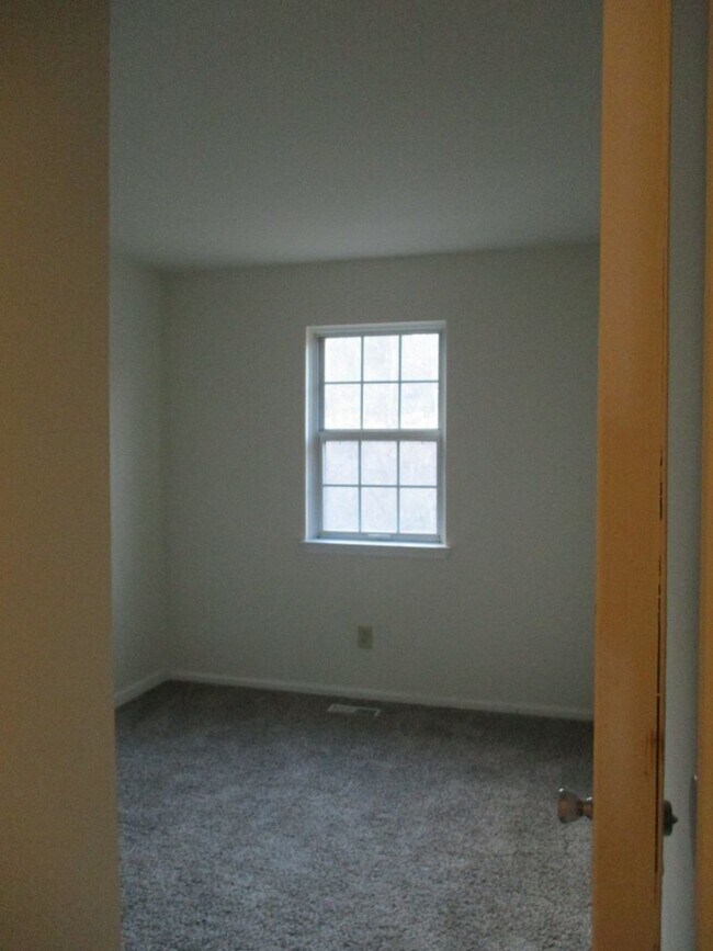 Foto del edificio - Northampton School District spacious end unit townhome located in the Borough of Bath featuring s...
