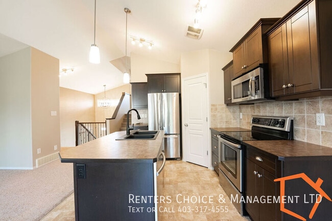 Building Photo - 3 Bedroom Duplex With Garage
