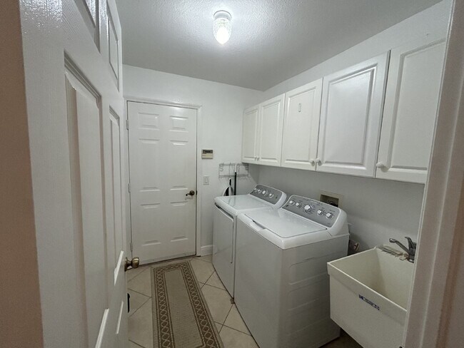 Building Photo - Stunning   3-Bedroom Home with 2 Full Bath...