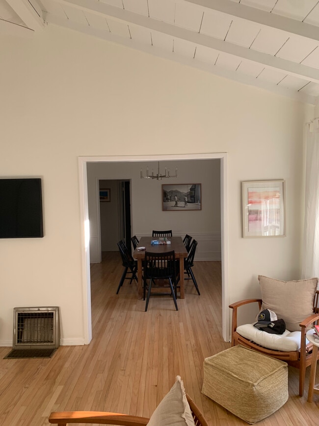 De la sala al comedor - 11425 Cashmere St