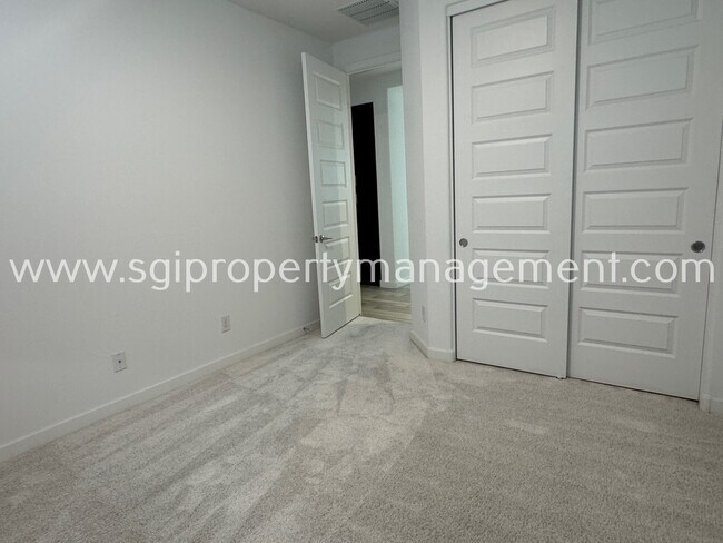 Foto del edificio - 16949 W Evergreen Rd