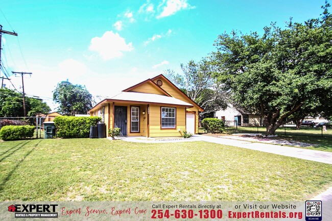 Building Photo - 2-Bedroom Home with Spacious Backyard Near...