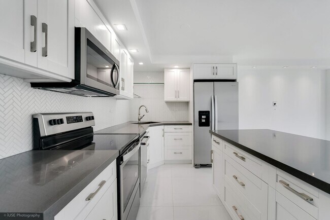 Building Photo - 6039 Collins Ave