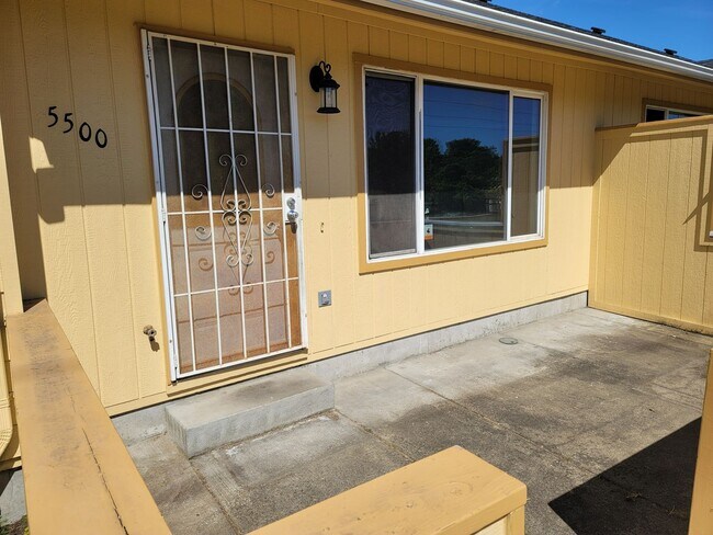 Building Photo - 2 Bedroom Condo Available in Thurston