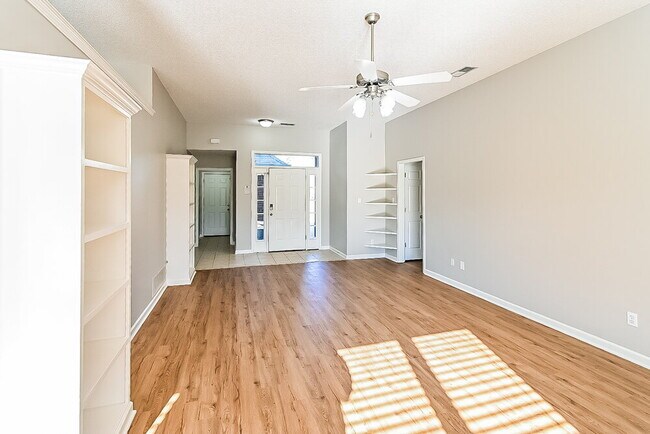 Foto del edificio - 6480 Cheyenne Dr