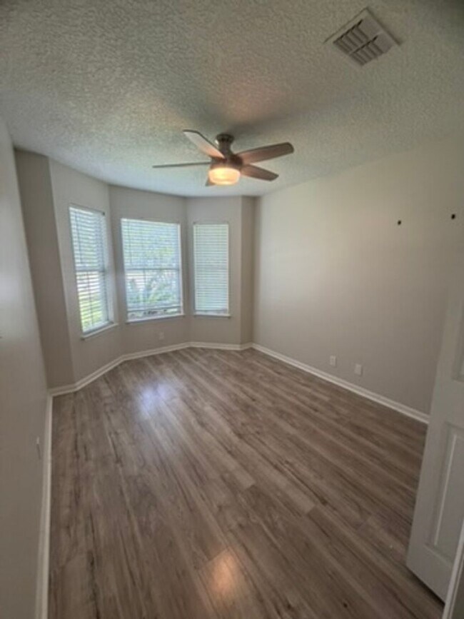 Building Photo - 4 Bed 2 Bath Move In Available 8/24
