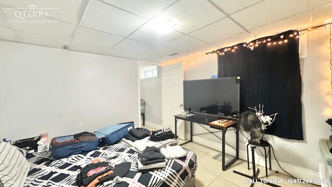 Building Photo - 560 Gillies St