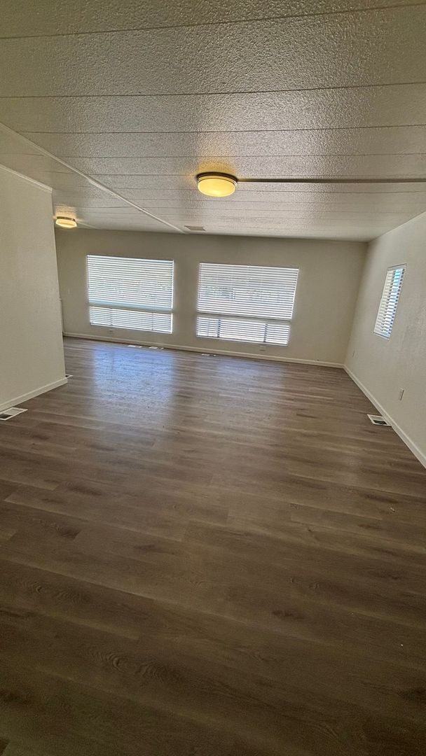 Foto del edificio - Updated 3 bedroom, 2 bathroom mobile!