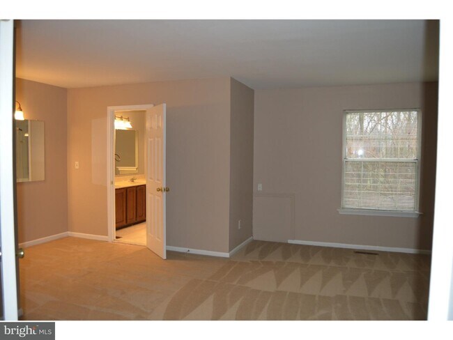 Building Photo - 2440 Hillendale Dr