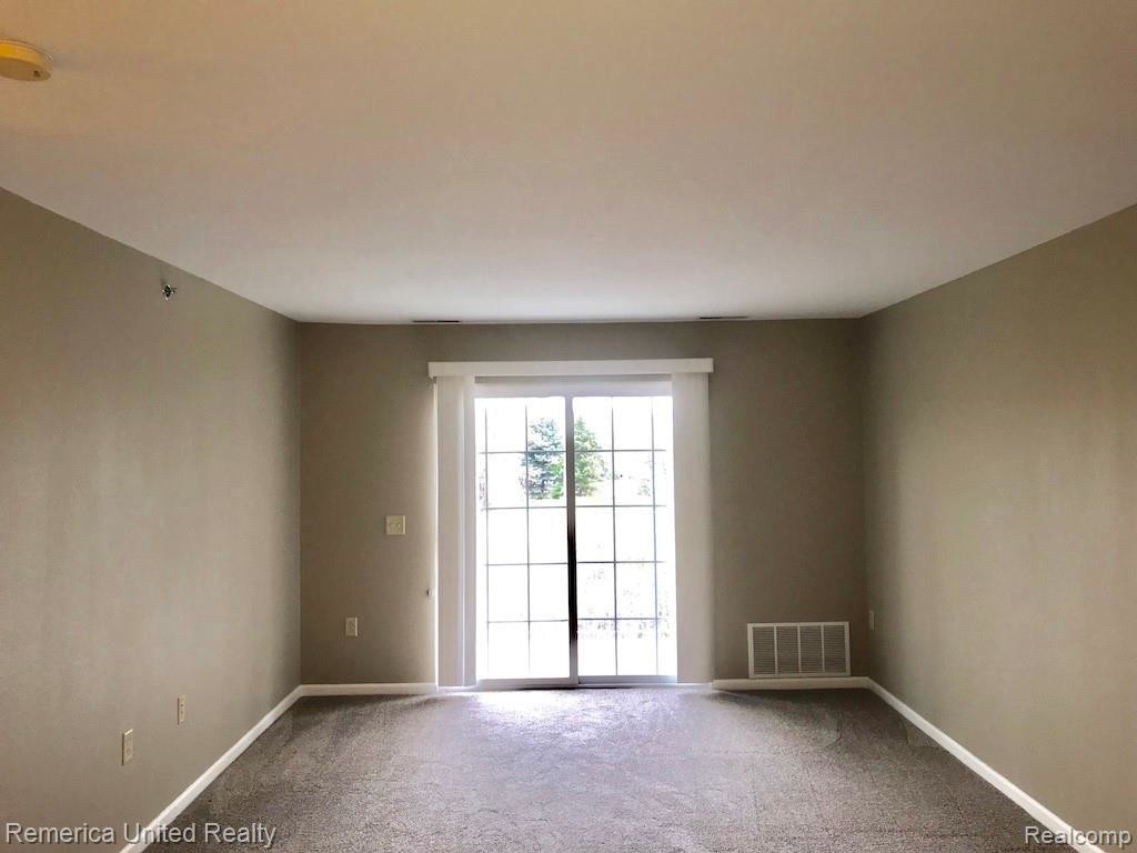 15240 Silver Pkwy, Fenton, MI 48430 Condo for Rent in Fenton, MI