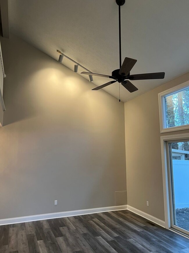 Building Photo - Remodeled 3 Bedroom 2 Bath Condo