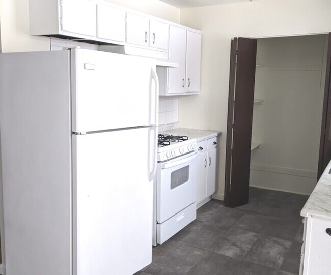 Foto del edificio - 423 Grand Blvd