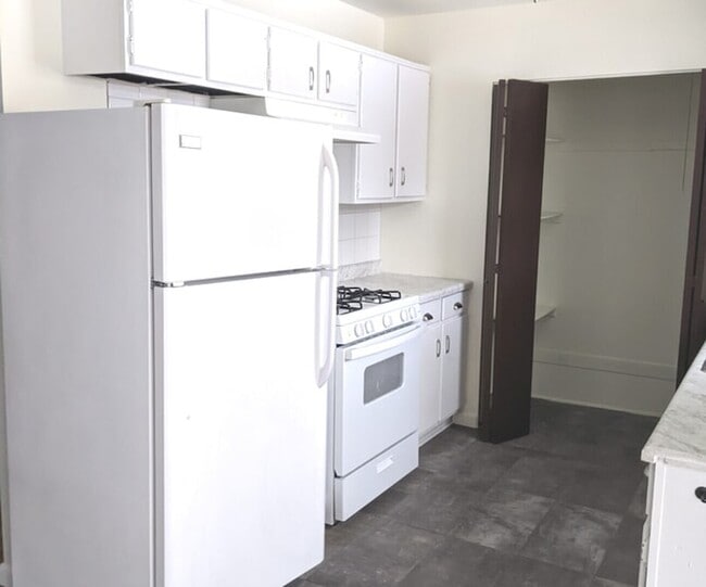 Building Photo - 423 Grand Blvd