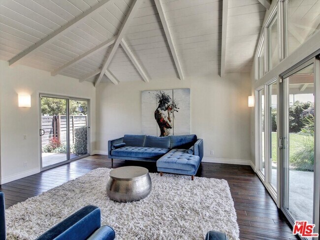 Foto del edificio - 6763 Radlock Ave