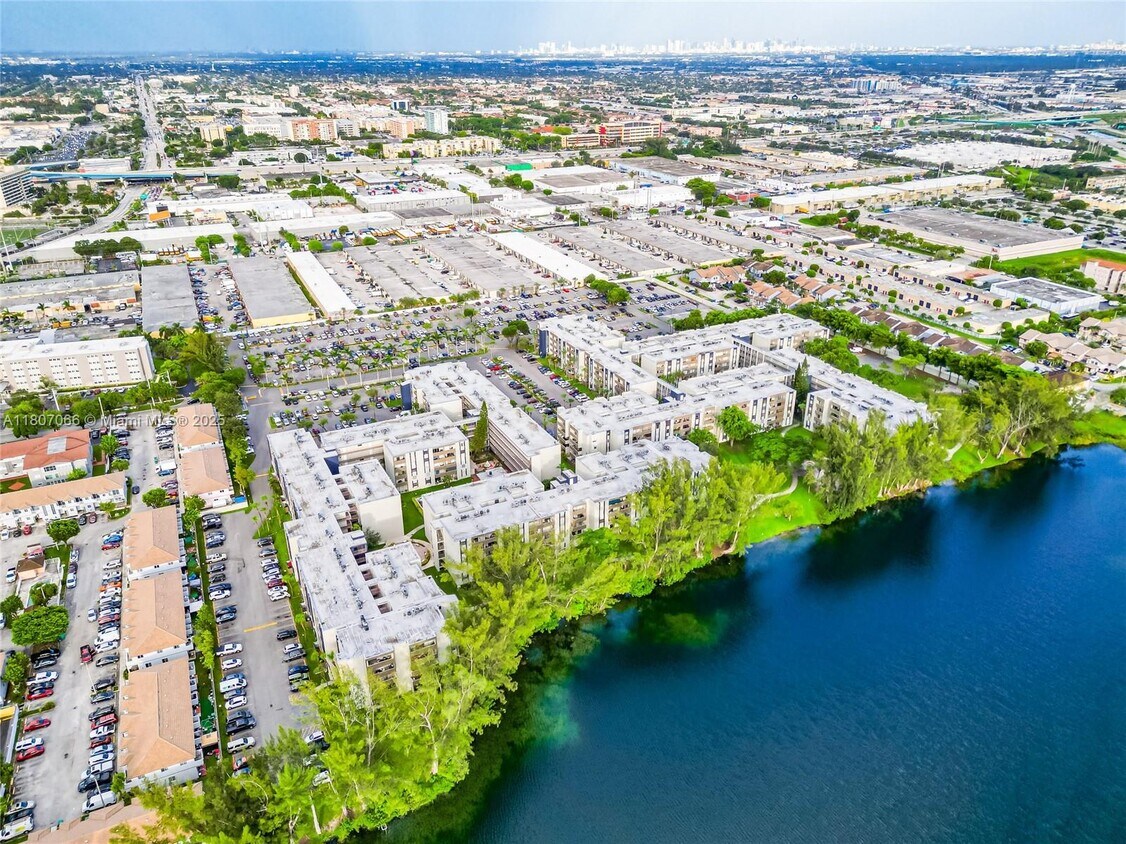 Foto principal - 10000 NW 80th Ct