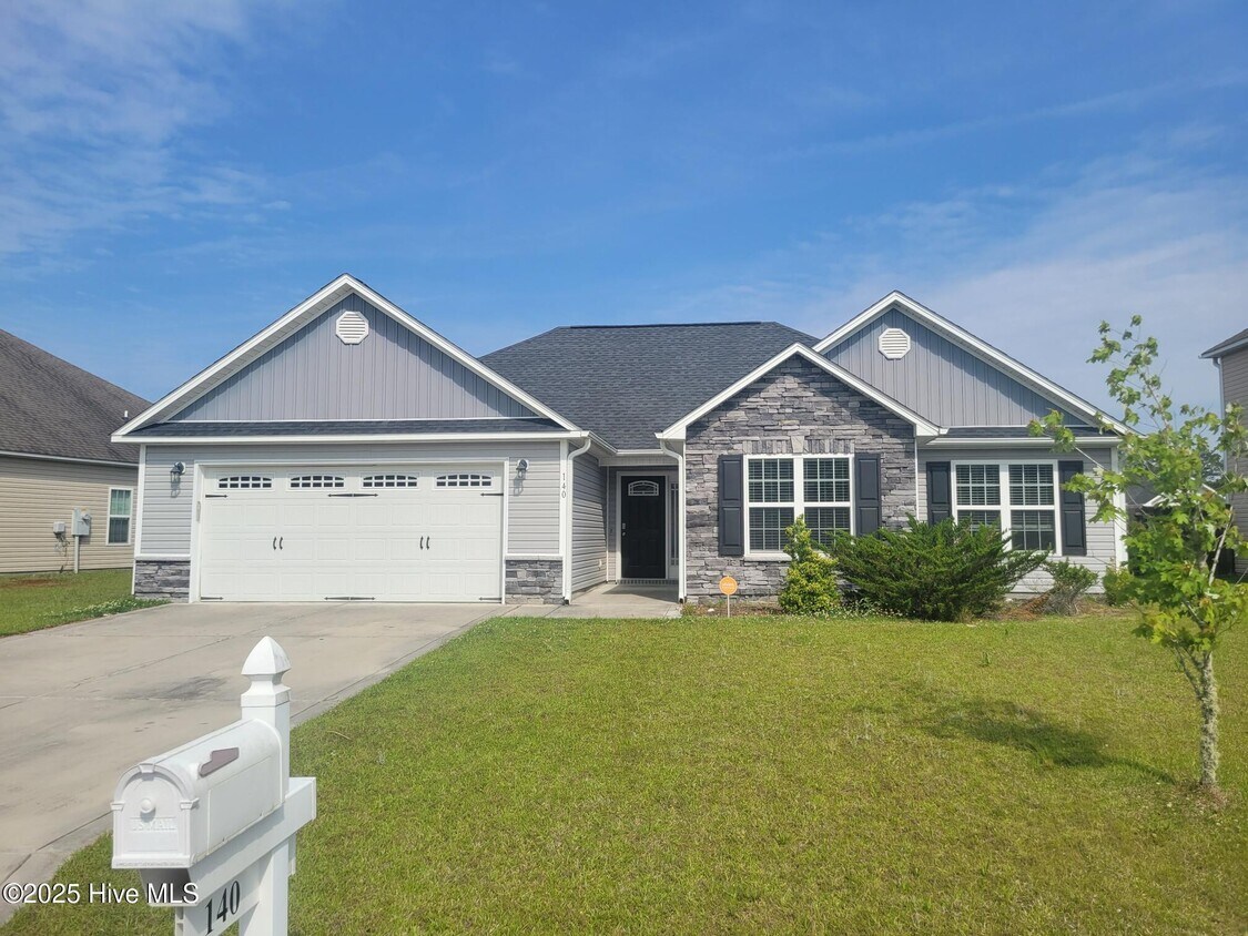 Foto principal - 140 Cavalier Dr