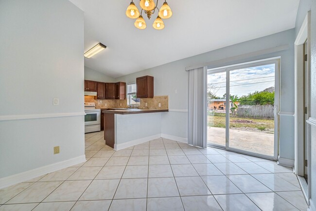 Building Photo - **3/2 House in San Carlos - Huge fenced backyard - City Water**