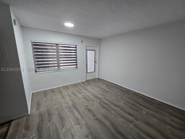 Foto del edificio - 1500 NE 127th St