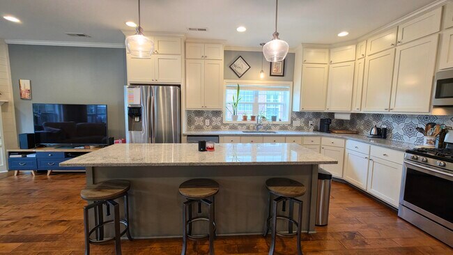 Foto del edificio - 3120 Mayflower Ln