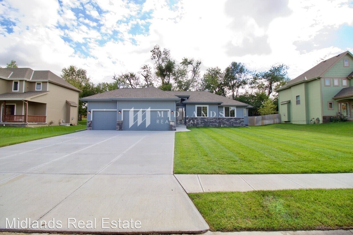 3 br, 2 bath House 5255 Waterford Ave Cir House Rental in Papillion