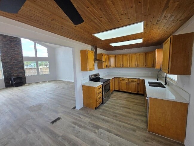 Building Photo - 270 W Patricia Ln