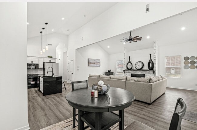 Building Photo - Three Bedroom Home Located on the Eastside near 30th and Emerson Ave