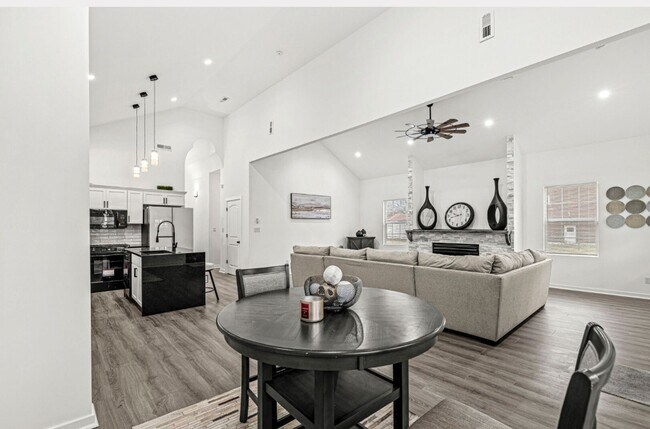 Foto del edificio - Three Bedroom Home Located on the Eastside near 30th and Emerson Ave