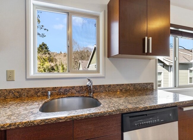 Building Photo - Amazing West Hills Condo!