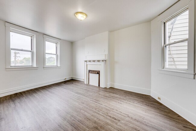 Foto del edificio - 236 Brownsville Rd