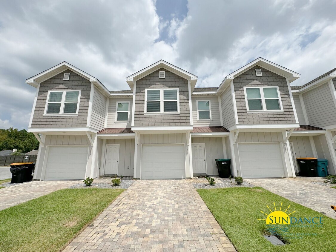 Primary Photo - Gorgeous Townhouse in Fort Walton Beach!