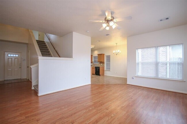 Building Photo - Move in Ready!! 3 bed/3 bath in Spring!
