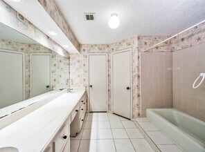 Building Photo - 8022 La Brea Dr
