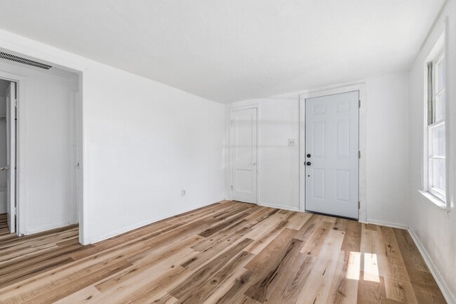 Building Photo - 420 W 25th St