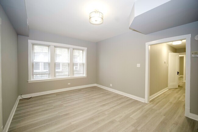 Dining - 2625 N Ridgeway Ave