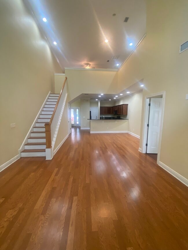 Building Photo - 241 Valencia Cir