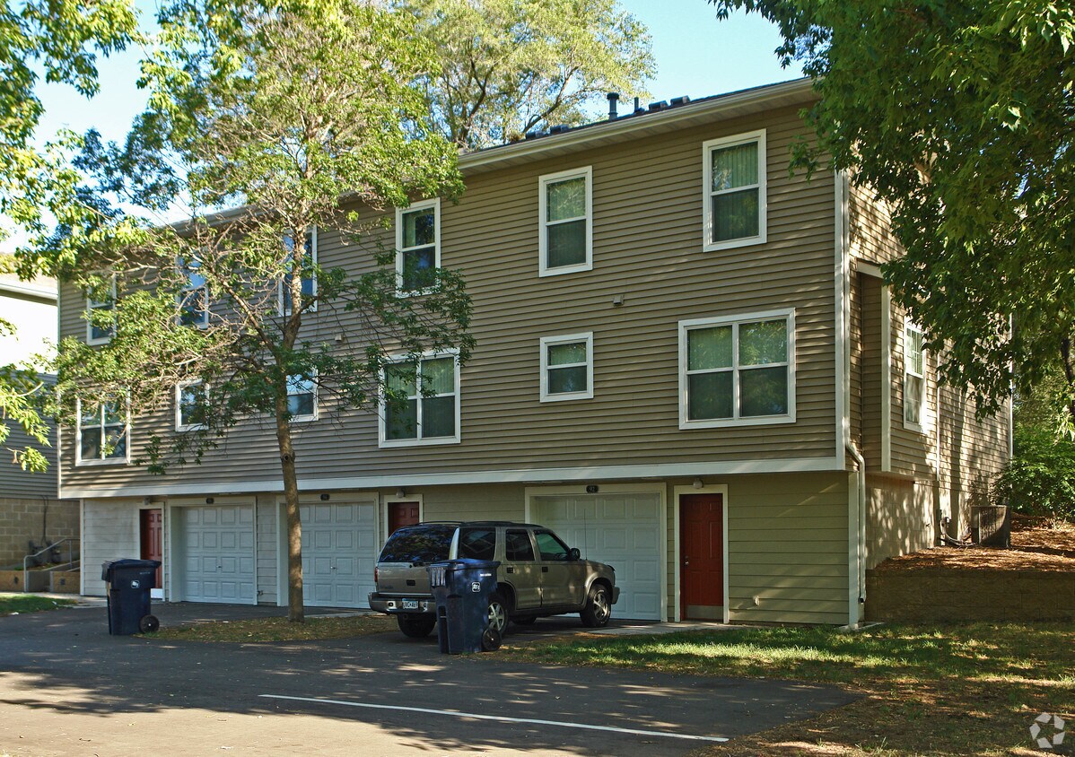 Building Photo - 92 Hoyt Ave W