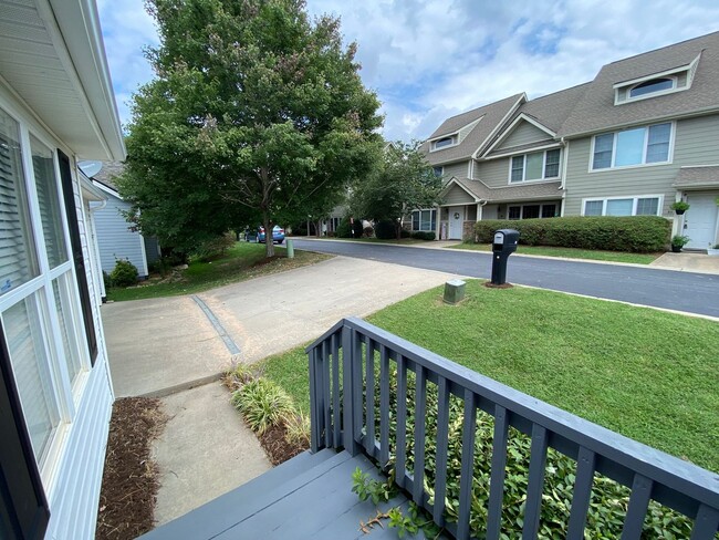 Building Photo - West AVL - Spacious Home in Scenic Bluff S...