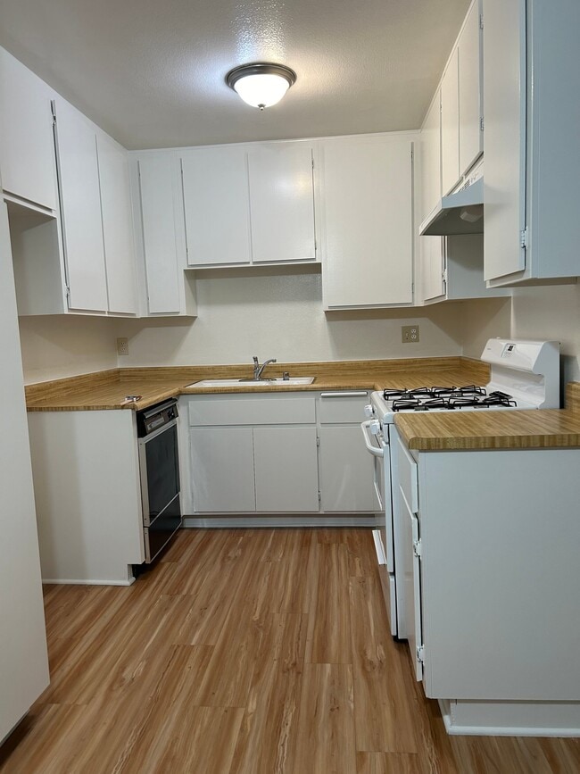 Photo - 725 E Windsor Rd (Glendale, CA) Apartment