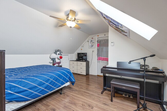 Foto del edificio - 2135 N Menard Ave