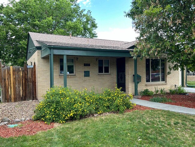 Building Photo - Cozy 2 Bedroom Home In Park Hill! Garage! ...