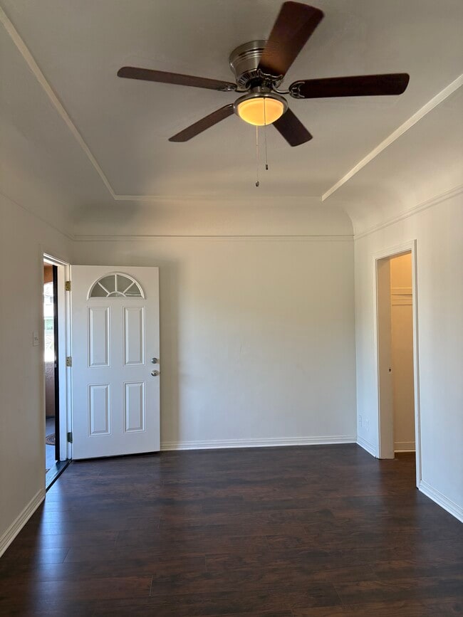 Building Photo - 1042 Saint Louis Ave