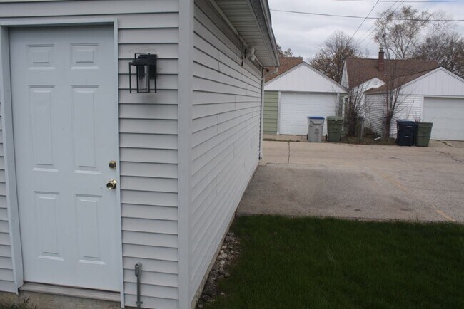 Building Photo - 2112 W Howard Ave